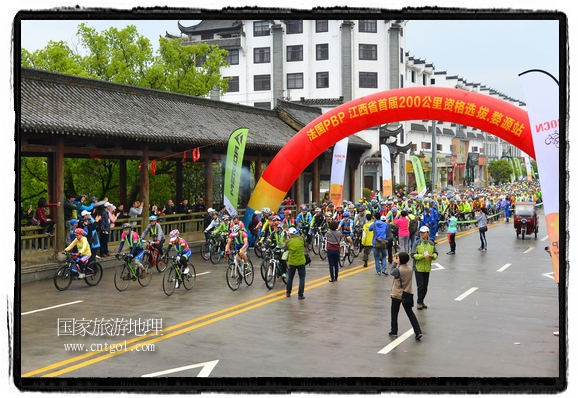 來自江西、安徽、浙江、福建等省市近千名選手參加了比賽，婺源賽道沿途的秀美風(fēng)光和徽派古村落，給參賽選手留下美好的印象。