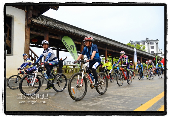 來自江西、安徽、浙江、福建等省市近千名選手參加了比賽，婺源賽道沿途的秀美風(fēng)光和徽派古村落，給參賽選手留下美好的印象。