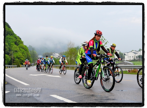 來自江西、安徽、浙江、福建等省市近千名選手參加了比賽，婺源賽道沿途的秀美風(fēng)光和徽派古村落，給參賽選手留下美好的印象。